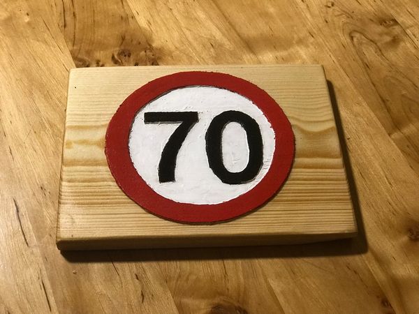 Lesen prometni znak za sedemdeseti rojstni dan.